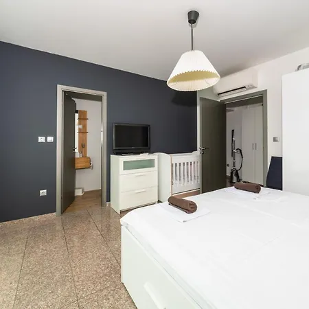 Vertigo Huge 2 Bedrooms Balcony Parking Apartment *